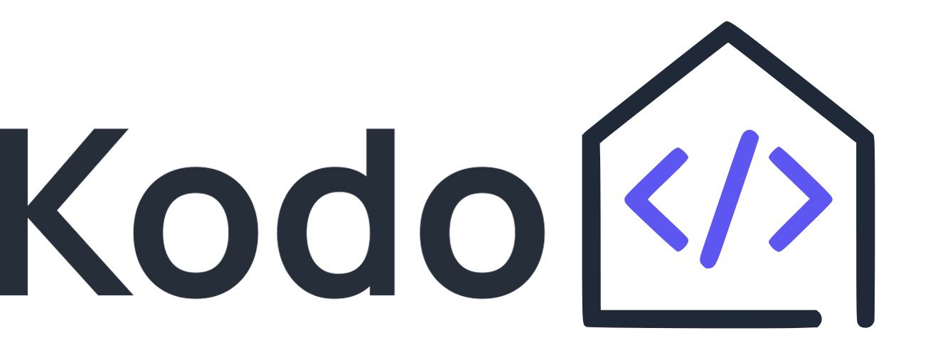 „Kodo Namai“ logotipas – stilizuotas namelio simbolis su kodo ženklu